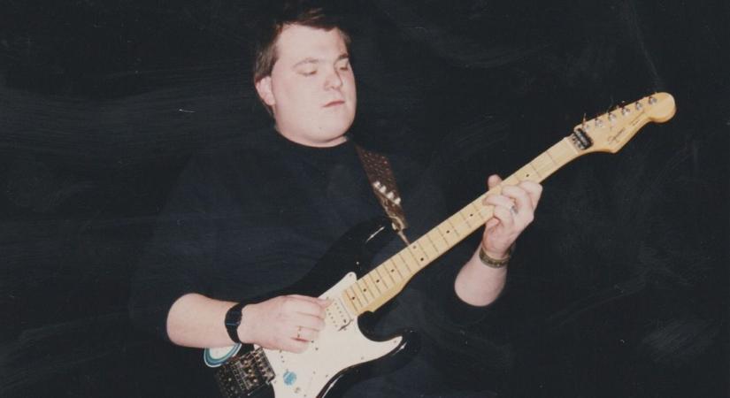 Ezentúl bárki láthatja majd Miskolc híres gitárosának hangszerét