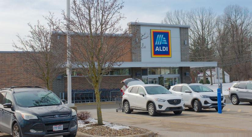 Új szabályt vezet be az Aldi a parkolásra – ezeknél az üzleteknél fizetnie kell az autósoknak