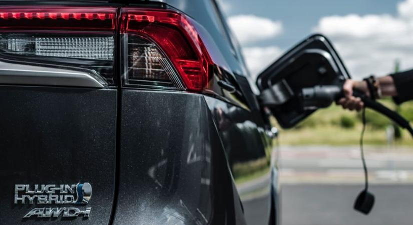 Papíron spórolnak, a valóságban viszont sokat fogyasztanak a plug-in hibridek