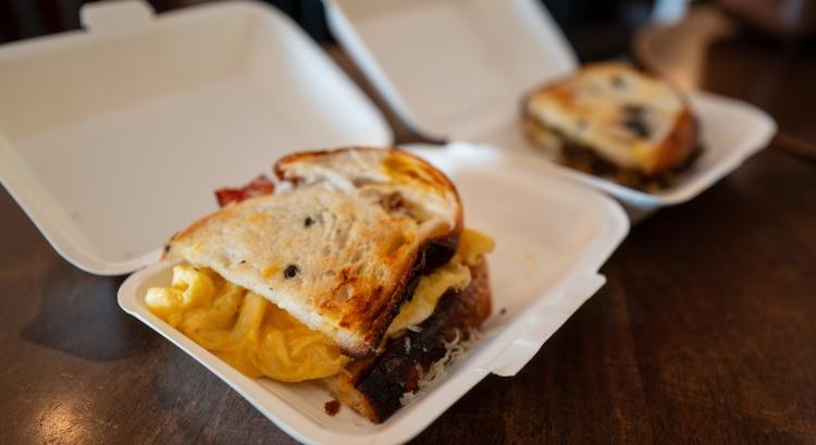 Elviteles csomagolás – papír vagy műanyag a jobb választás?