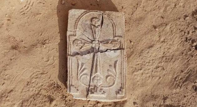 1400 éves kereszt bizonyítja: békésen élt egymás mellett a kereszténység és az iszlám az Arab-félszigeten