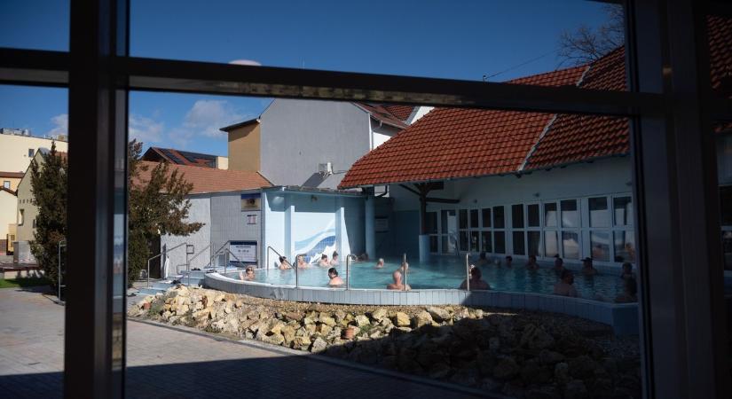 Hosszú felújítás után új korszak kezdődik a mórahalmi fürdőben, idén semmiképp ne hagyja ki