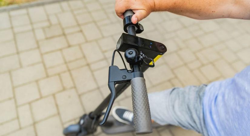 Részegen, kiskorú ismerősét szállítva hajtott neki oszlopnak egy rolleres Szombathelyen