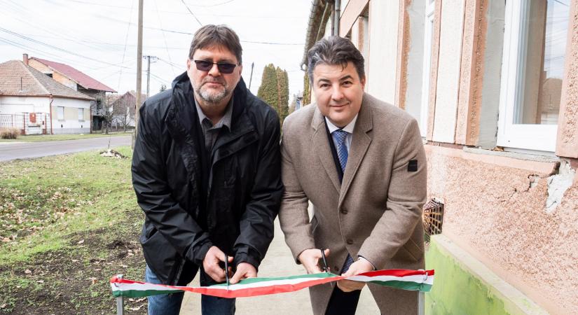 „Dolgozunk, csináljuk” – Erdős Norbert átadott egy 140 méteres járdaszakaszt, majd egy félkész útfelújítási projektet