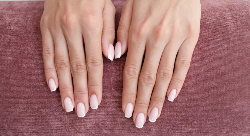 A ködös hatású francia manikűr: a letisztult luxus új korszaka