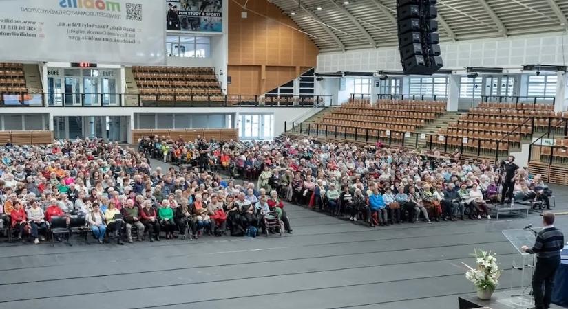 Csuklós busszal érkezett a segítség - kényelmesebb lett a Nyugdíjas Egyetem megközelítése Győrben