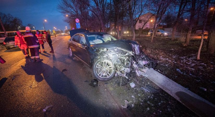 Szörnyű tragédia történt: ketten a helyszínen meghaltak az összeroncsolódott Opelben