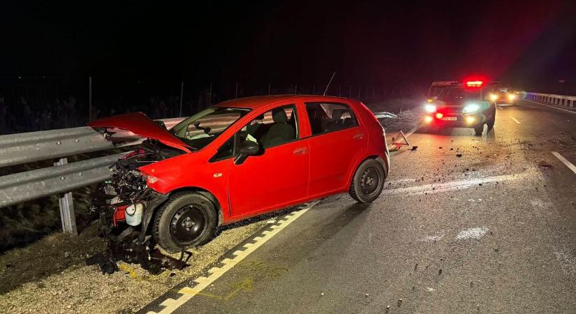 Mindkét irányban lezárták a 67-es utat, tűzoltók, mentők a helyszínen