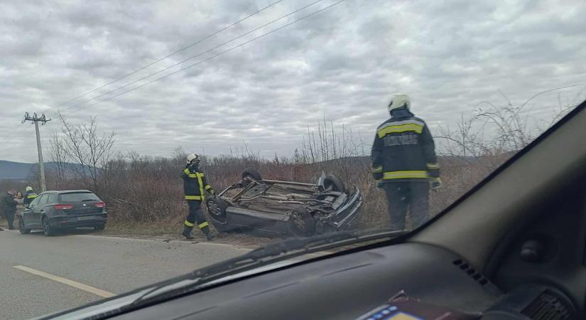 Feje tetejére állt egy autó Eger és Ostoros között - mentők a helyszínen