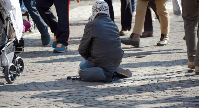 Koldulásra kényszerítették négy gyermeküket – Őrizetbe vették a szülőket