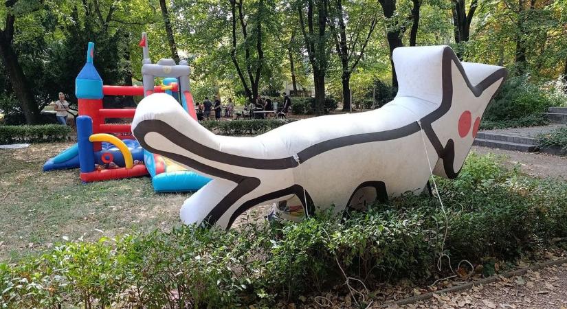 A Tisza már annyira vezet, hogy konkrétan az oszlopa tartja a plafont, hogy le ne szakadjon