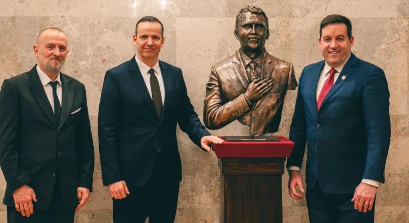 A Mi Hazánk egy Charlie Kirk-szobrot ajándékoz a lelőtt trumpista influenszer családjának