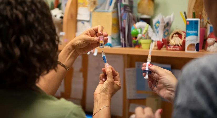 Pénzért kamuzta be a kötelező védőoltások beadását egy gyerekorvos, vádat emeltek ellene