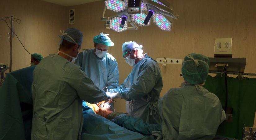 Szegeden 23 beteg meghalt a térdprotézis-várólistáról mielőtt sorra kerültek volna