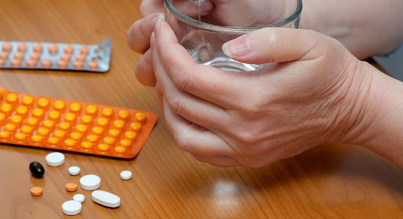 Érdi garázsban oltották kotyvalékkal a reményvesztett daganatos betegeket