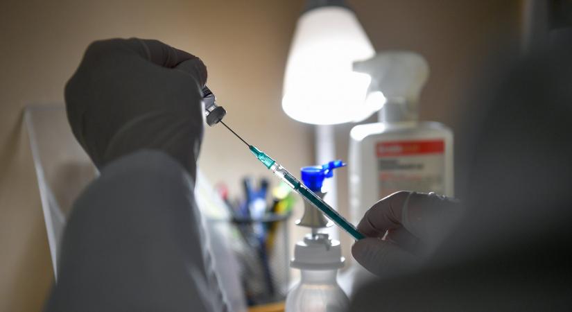 Pénzért hamisan igazolta kötelező oltások beadását egy Pest megyei gyermekorvos és asszisztense