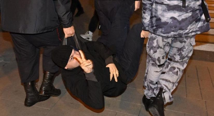 Újabb sokkoló videó Ukrajnából: amint meglátnak egy kisbuszt, pánik tör ki az utcán (VIDEÓ)