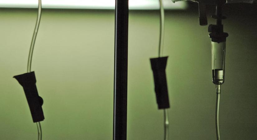 Daganatos betegeknek adtak be kotyvasztott „gyógyszert” egy érdi garázsban