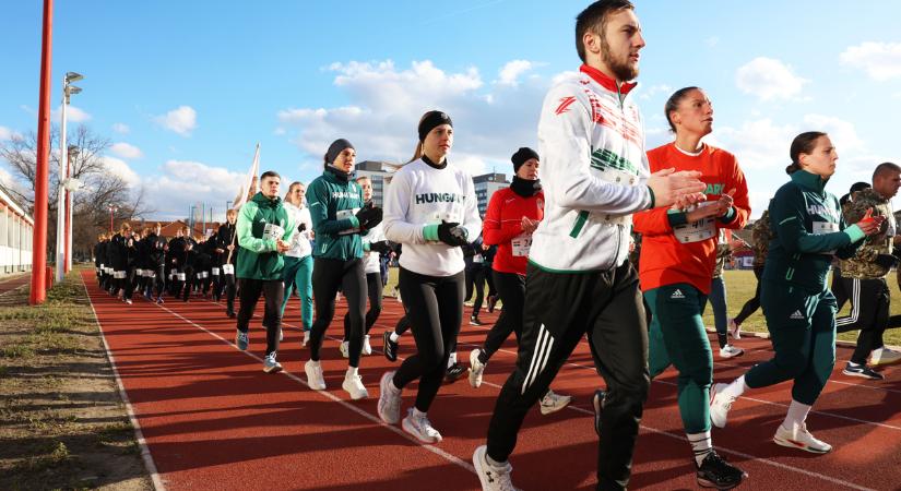 „Európa felett ismét a háború szele lebeg” – katonák futottak a békéért Budapesten