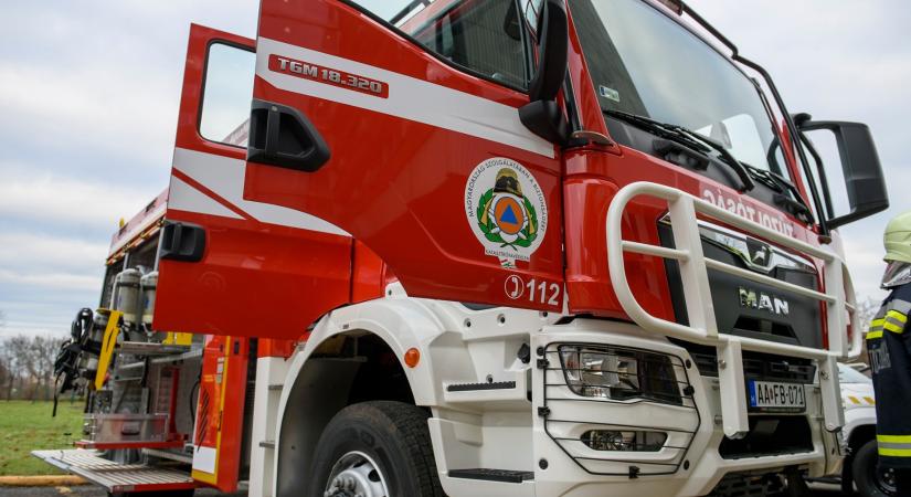 Tűzoltók lepték el a debreceni akkumulátorgyárat