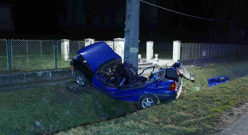 Két ember meghalt, amikor villanyoszlopnak csapódott egy autó Zalában