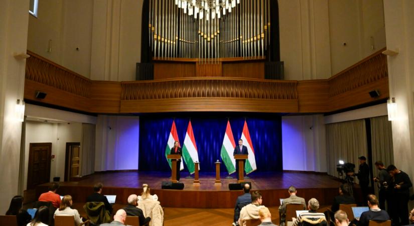 ÉLŐ: Kormányinfó – Gulyás Gergely és Vitályos Eszter sajtótájékoztatót tart