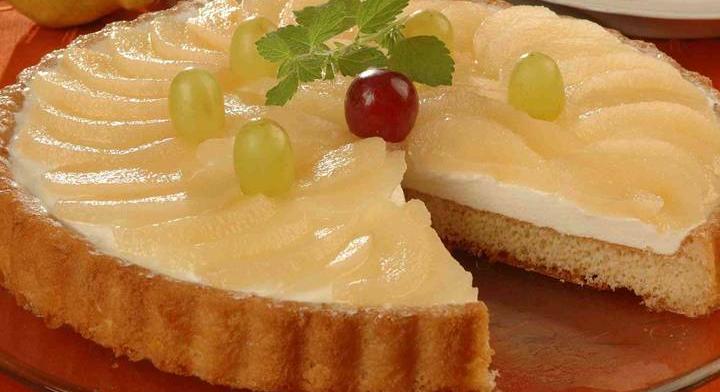 Joghurtkrémes torta körtével borítva: puha, házi piskóta az alapja