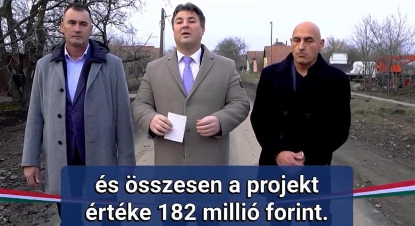Dübörög a kampány: egy fideszes képviselőjelölt ünnepélyesen átadott egy frissen leaszfaltozott utcát és egy fékész útfelújítást