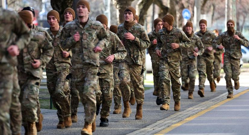 Futással álltak ki a béke mellett a kiskunhalasi kadétok – fotók, videó