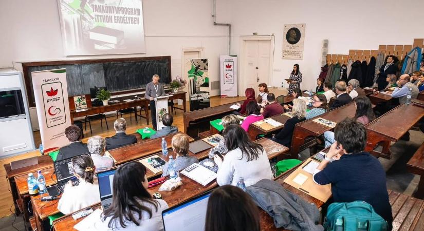 Óriási a hiány a magyar nyelvű tankönyvekből: tankönyvíró pályázatot hirdetnek Romániában