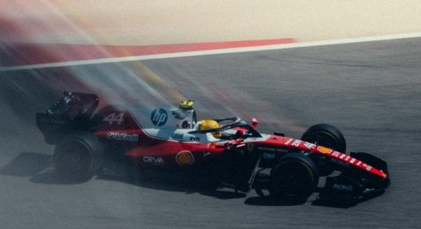 Extrém hátsó szárnnyal kísérletezik a Ferrari