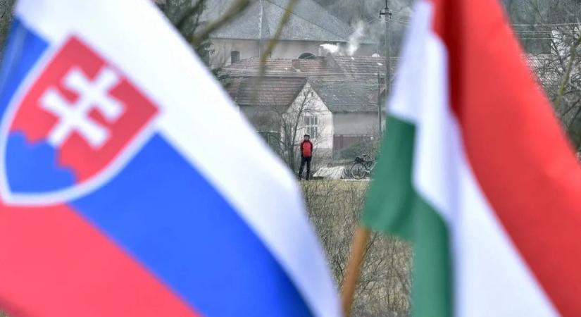 El a kezekkel a felvidéki magyaroktól!