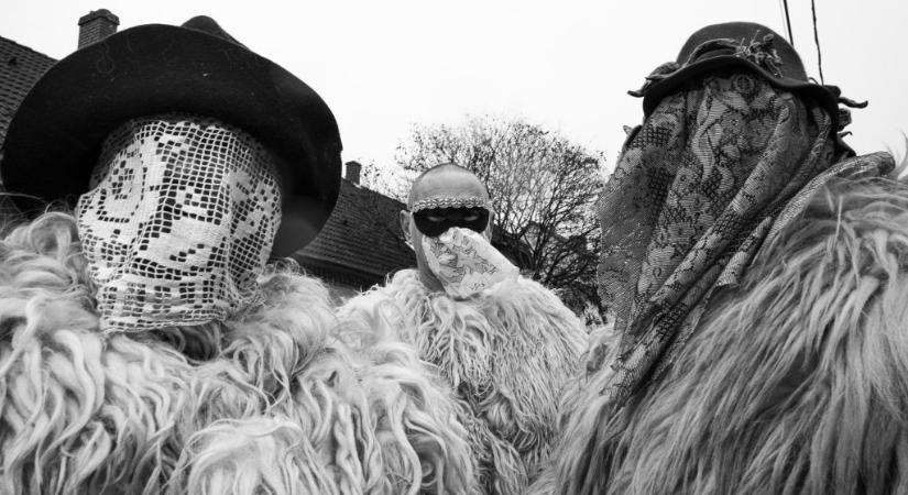 Egy nap a farsangi vigasság és a rémálmok határán – így temették el a busók a telet