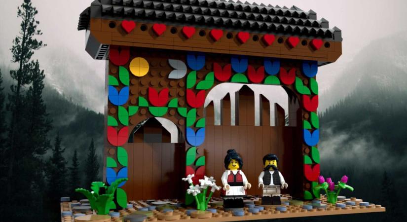 Székely gazdák Kerestély Koppány LEGO-székelykapuja alatt