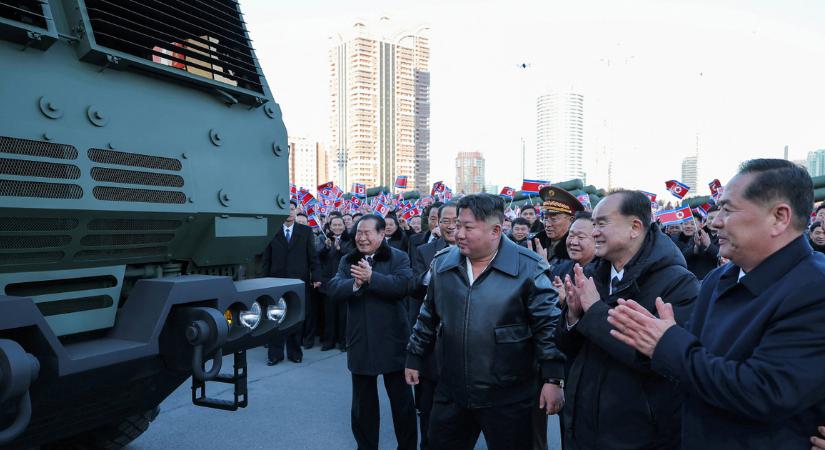 Nukleáris rakétavető volánja mögé ült Kim Dzsongun