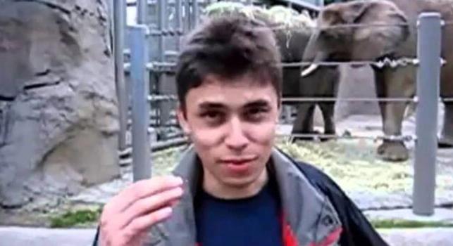 Nem mai csirke: múzeumi darab lett a YouTube legelső videója