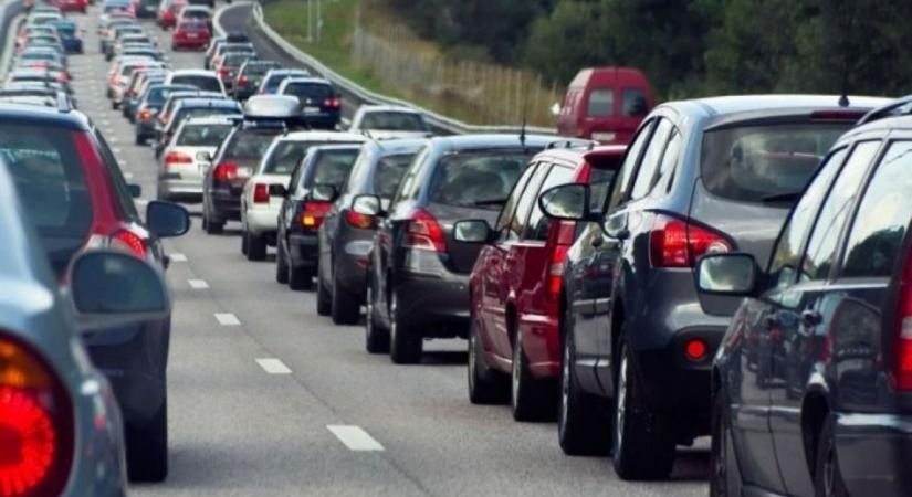 Jön az adóemelés, drágul az autózás az idén