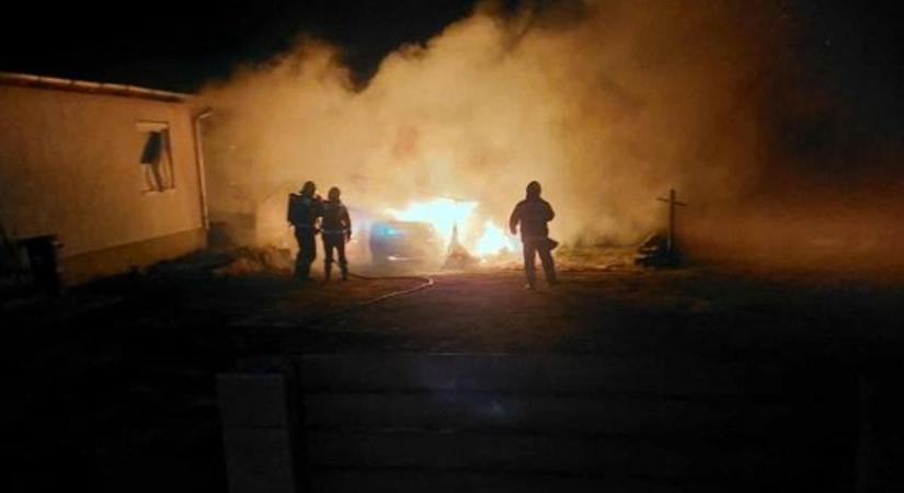 Majdnem tragédia lett a vége az autótűznek Nyírmadán, a házra is átterjedtek a lángok!