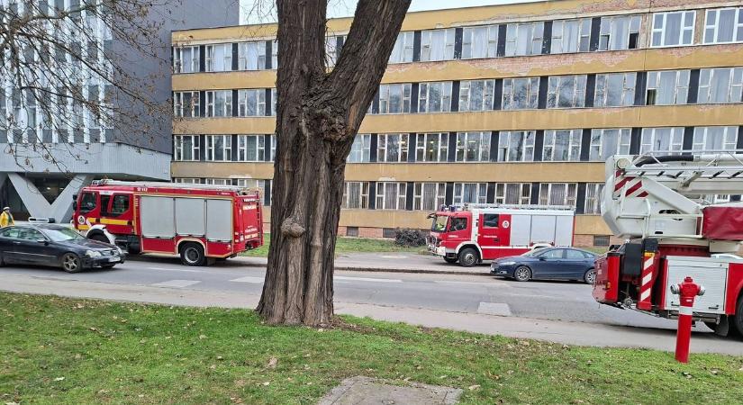 Három tűzoltóautó az egyik miskolci középiskolánál! Megtudtuk, miért - fotóval
