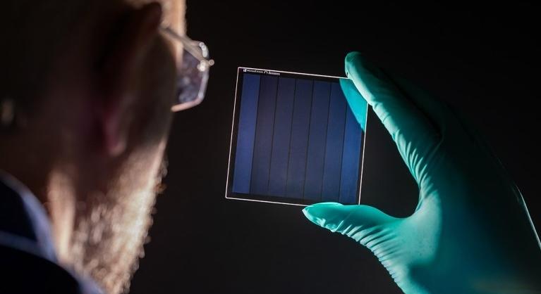 Több ezer évig tárolhatja az adatokat apró üveglapokon a Microsoft forradalmi technológiája