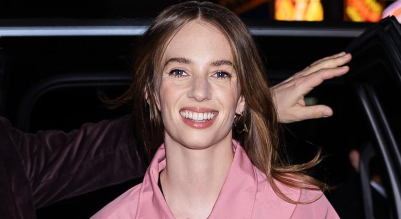 Maya Hawke bemutatja: egy visszatérő kabáttrend, ami kihagyhatatlan 2026-ban