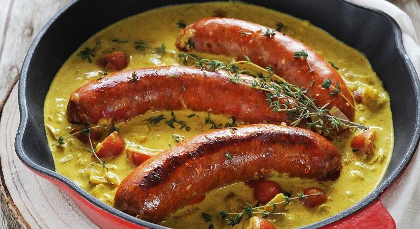 Sült kolbász póréhagymás, currys sajtszószban