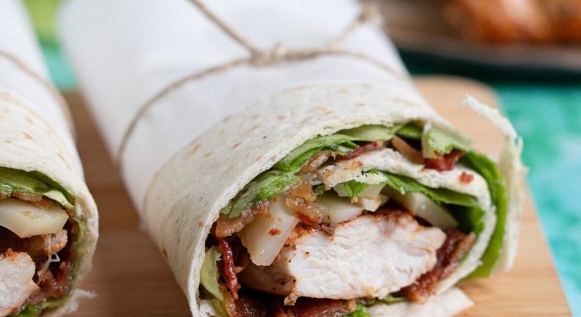 Csilis csirkés, sajtos tortillatekercs BBQ-szósszal