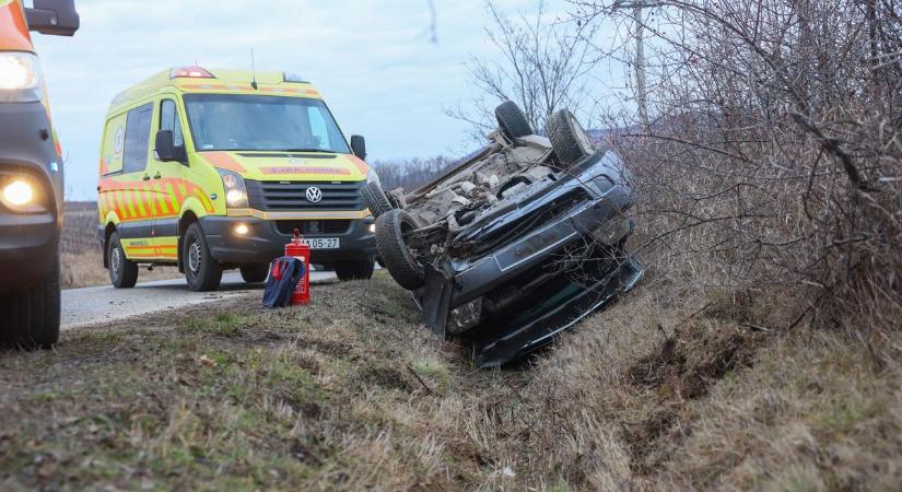 Mentők és tűzoltók az Egernél árokba csapódott kocsik mellett, fotókon, videón a helyszín
