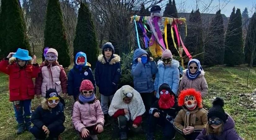 A bajánsenyei óvodások télűző farsangi felvonulása
