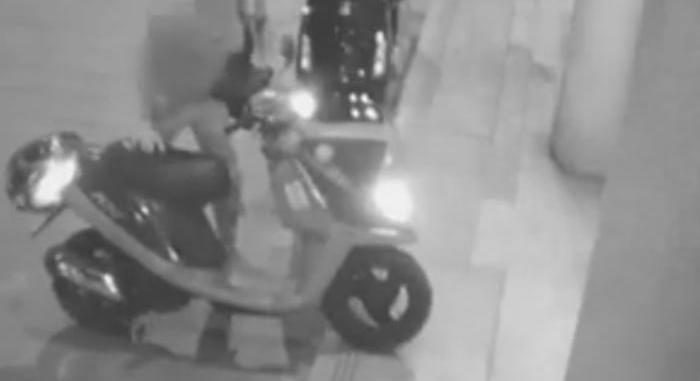 Dührohamot kapott, robogóval akart betörni a fővárosi ügyészségre egy nő