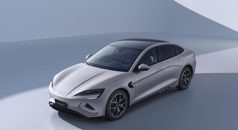 Itt az új változat, négymillió forinttal olcsóbban lehet kínai sportszedánunk