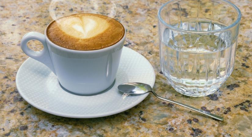 Nem udvariasság: ezért adnak vizet a kávé mellé a kávézókban