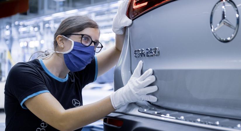 Óriási jutalmat oszt szét dolgozói között a Mercedes
