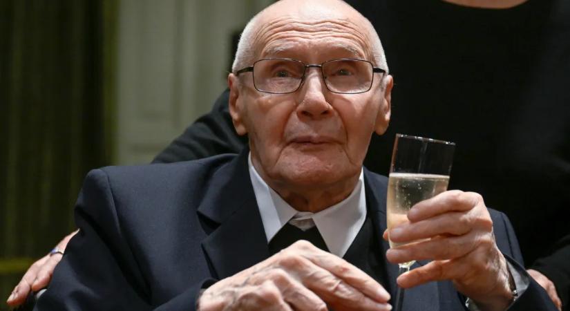 Kurtágot játszik a villamos Budapesten – a leghíresebb élő magyar zeneszerző 100 éves